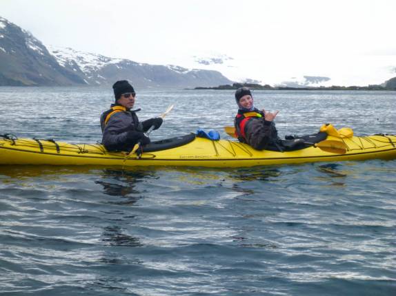 Remando nosso caiaque duplo em Ocean Harbour, na Geórgia do Sul
